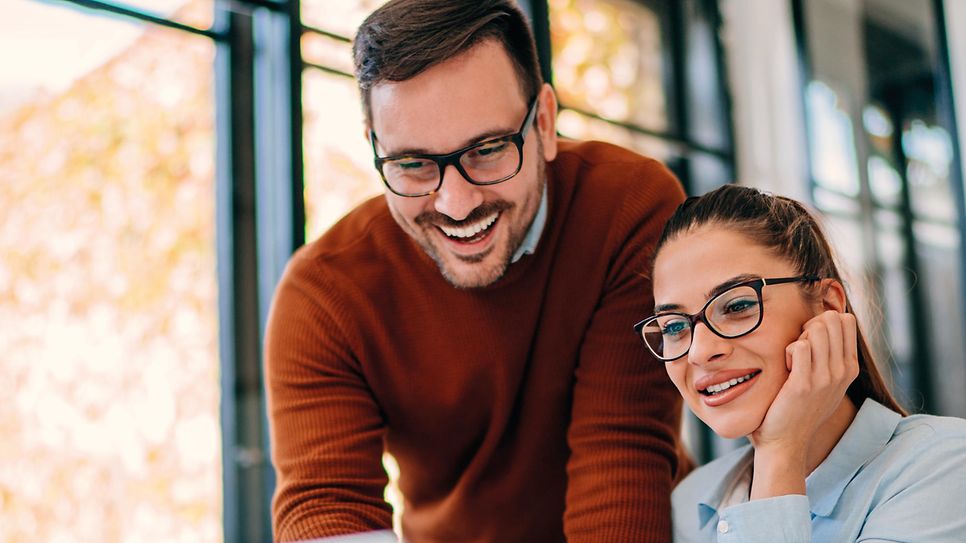 © https://stock.adobe.com/de Das Bild zeigt eine weibliche und männliche Person, die lächeln.