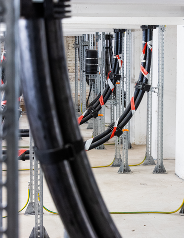 © Mainova Schwarze Kabel im Umspannwerk in Nahaufnahme