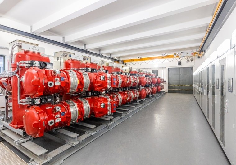 © Mainova Blick auf die feuerrot lackierte Schaltanlage im Schaltmeisterraum