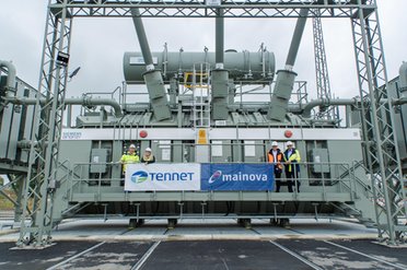 Vier Personen vor einer technischen Anlage