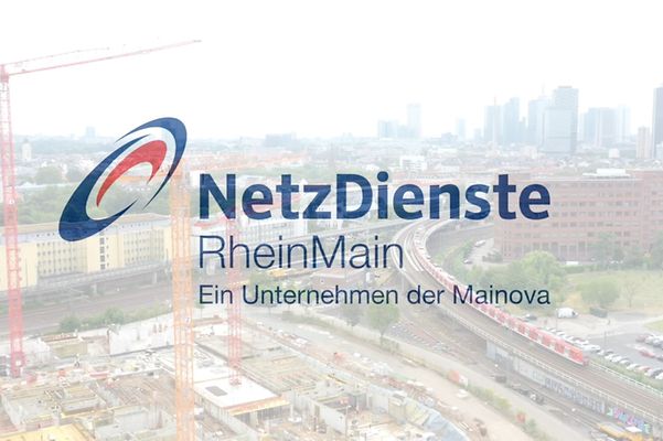 Das Bild zeigt das Unternehmenslogo der NRM überblendet mit einem Blick auf Frankfurts Skyline