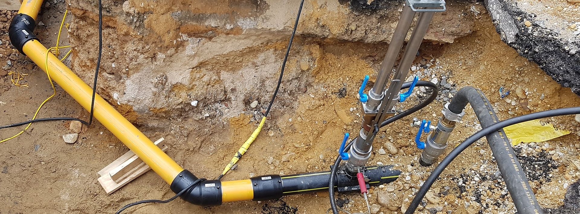 Gasrohr im offenen Graben mit Zuleitungen