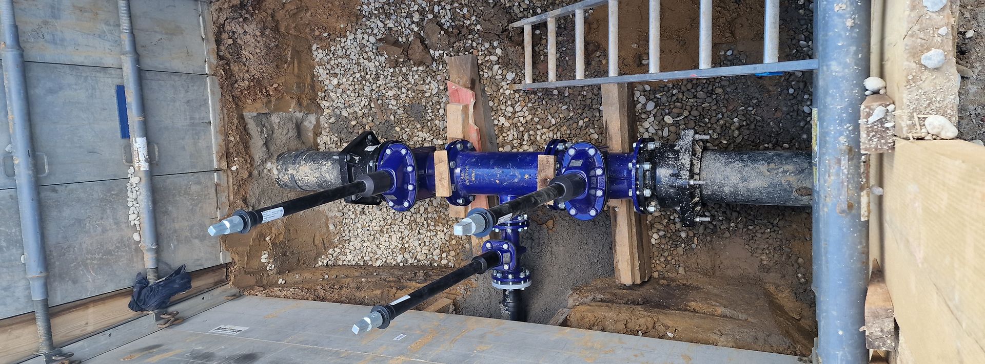 Wasserrohre im offenen Graben