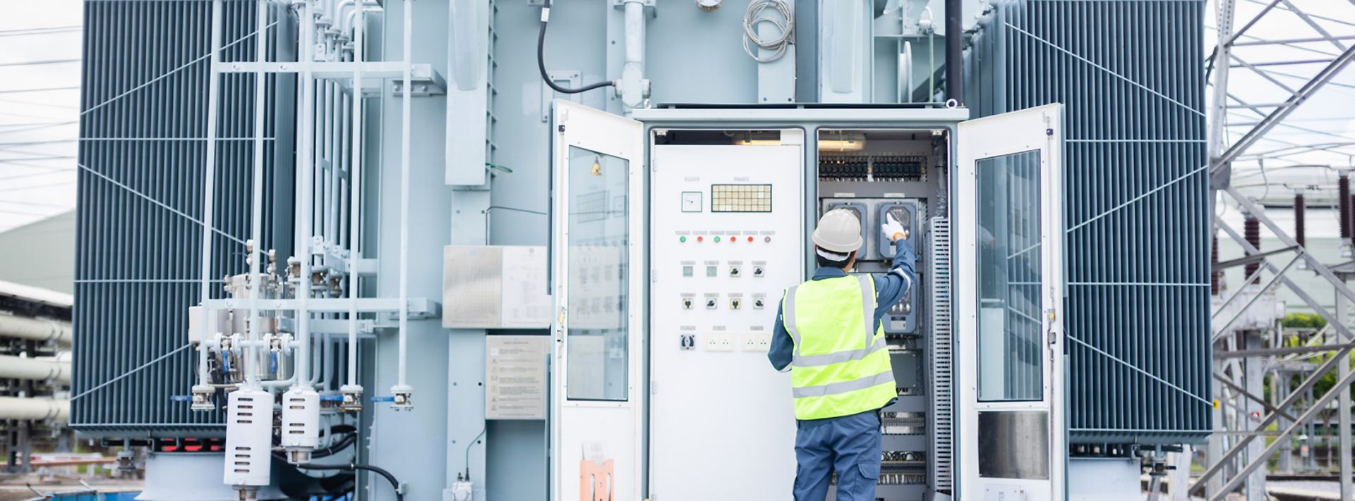 Techniker an einem Schaltschrank einer Umspannanlage