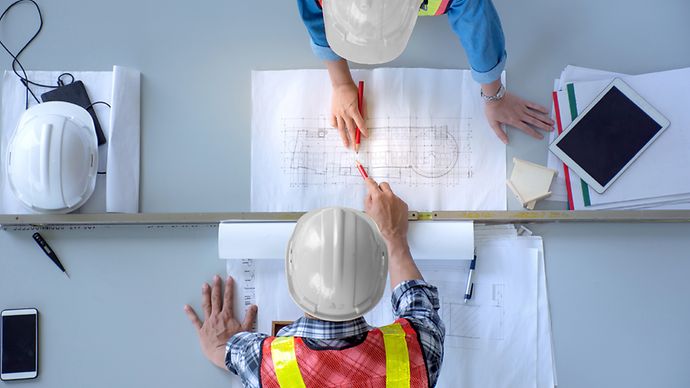 Zwei Personen bei der Planung einer Energieanlage 