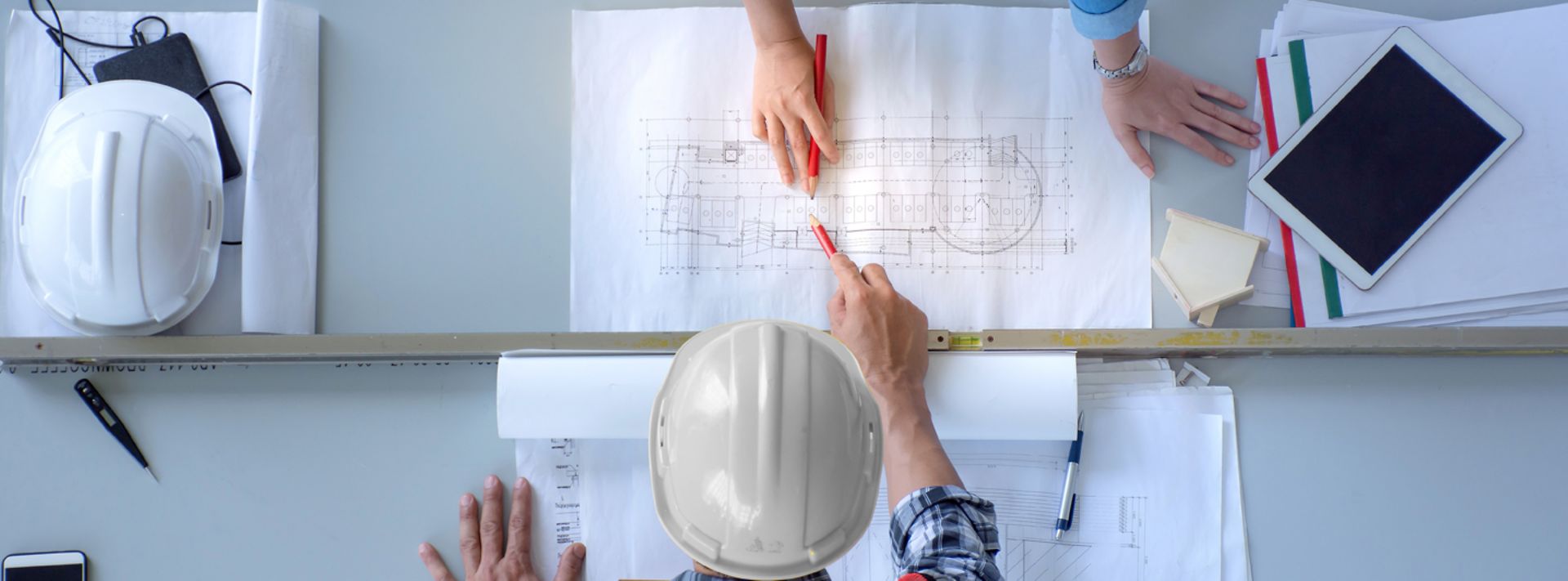 Zwei Personen bei der Planung einer Energieanlage 