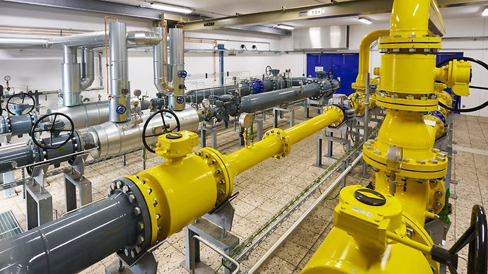 Industrieanlage zur Gasverteilung mit großen gelben Hochdruckleitungen