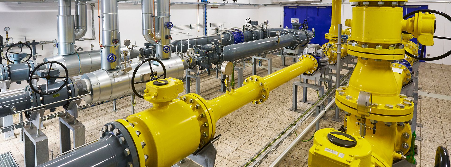 Industrieanlage zur Gasverteilung mit großen gelben Hochdruckleitungen
