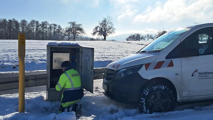 Arbeiten an einem Schaltkasten 