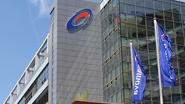 Hauptgebäude der Mainova in der Solmsstraße 38, bei blauem Himmel