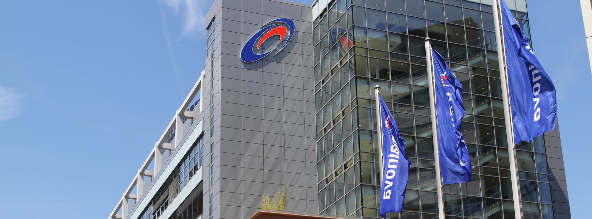 Hauptgebäude der Mainova in der Solmsstraße 38, bei blauem Himmel