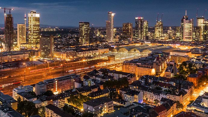 Blick auf die Frankfurter Skyline sowie dem Hauptbahnhof bei Nacht