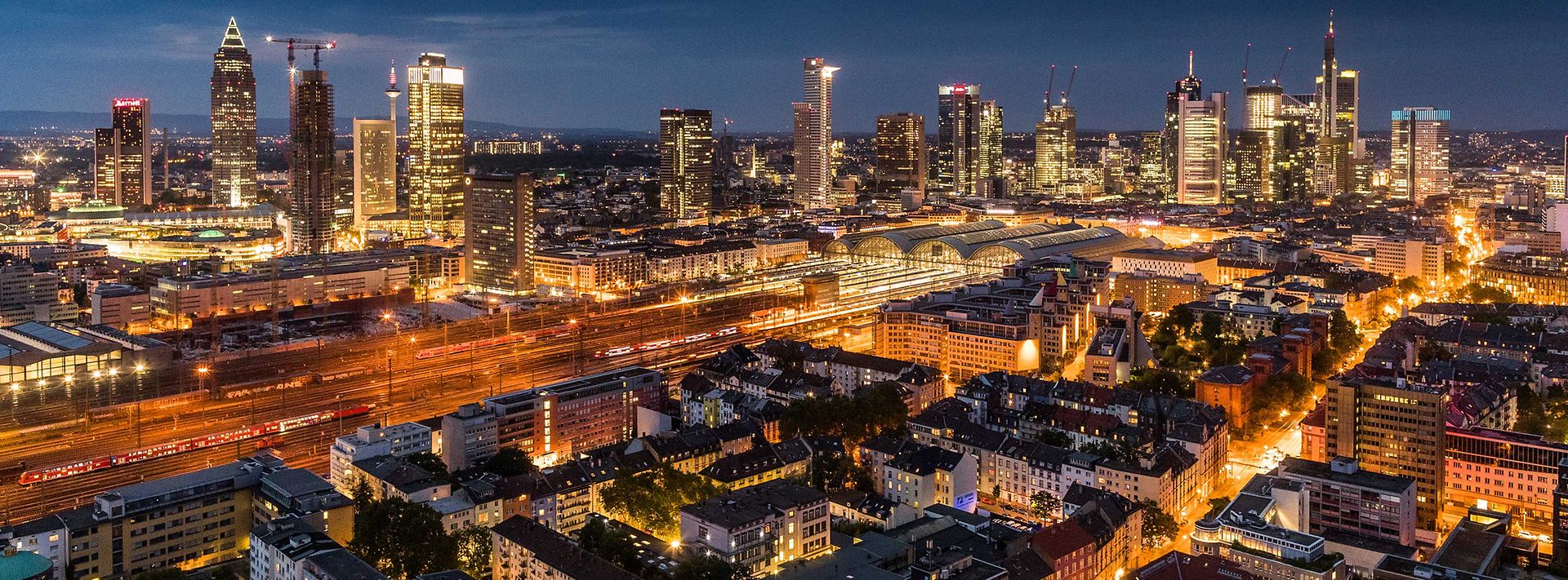 Blick auf die Frankfurter Skyline sowie dem Hauptbahnhof bei Nacht