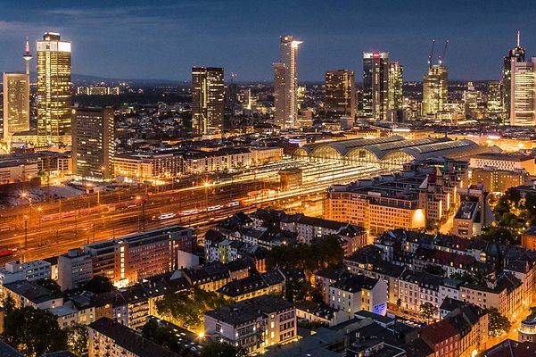 Blick auf die Frankfurter Skyline sowie dem Hauptbahnhof bei Nacht