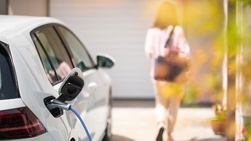 private Ladevorrichtung zuhause an der ein E-Fahrzeug auflädt