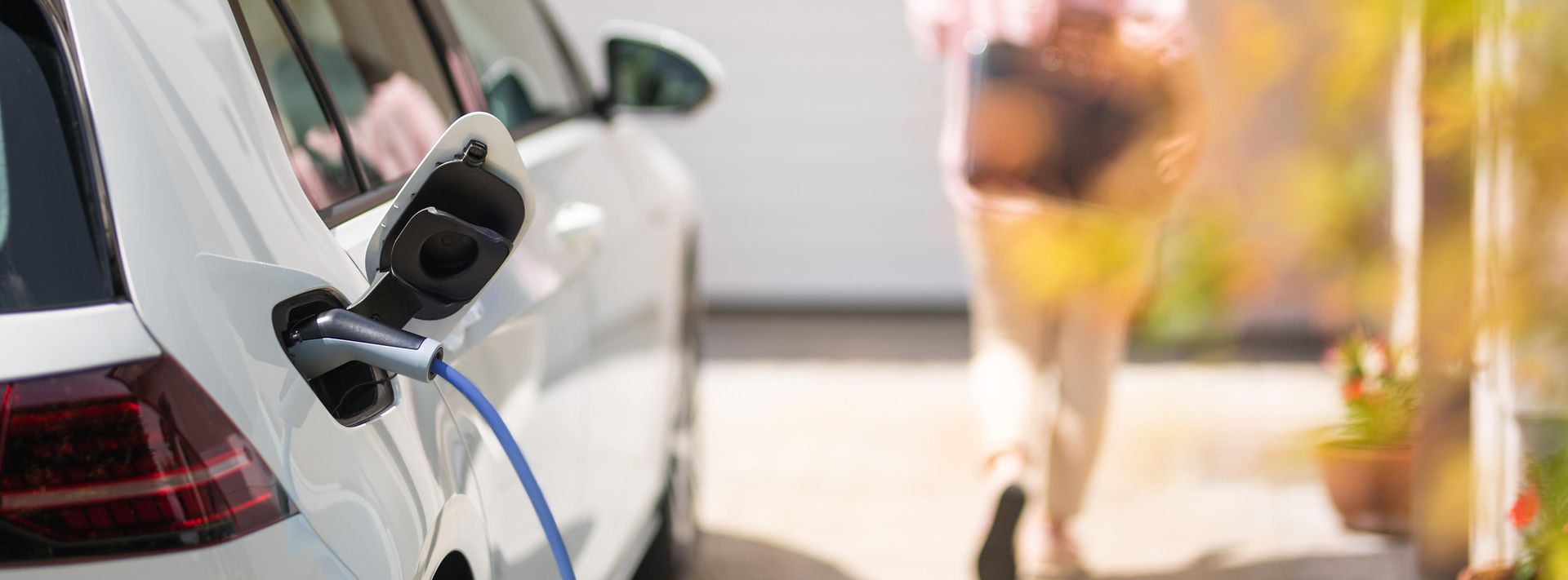 private Ladevorrichtung zuhause an der ein E-Fahrzeug auflädt