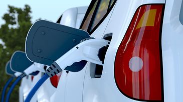 Mehrere E-Fahrzeuge beim Laden