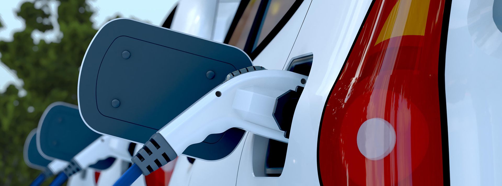 Mehrere E-Fahrzeuge beim Laden